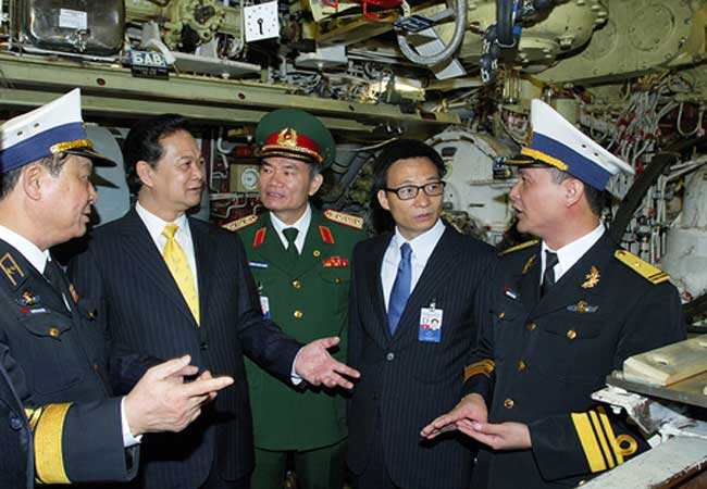 Thủ tướng Nguyễn Tấn Dũng cùng đoàn cán bộ và thuyền trưởng tầu ngầm Hà Nội, Thiếu tá Nguyễn Văn Quán