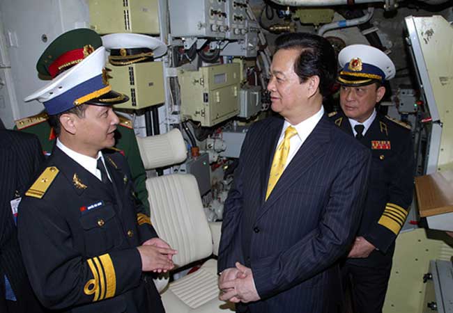 Thủ tướng trò chuyện, căn dặn thuyền trưởng tàu ngầm Hà Nội.