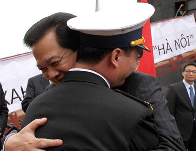 Và cái ôm hôn thắm thiết của người đứng đầu Chính phủ với Thuyền trưởng đầu tiên của tàu ngầm Hải quân nhân dân Việt Nam.
