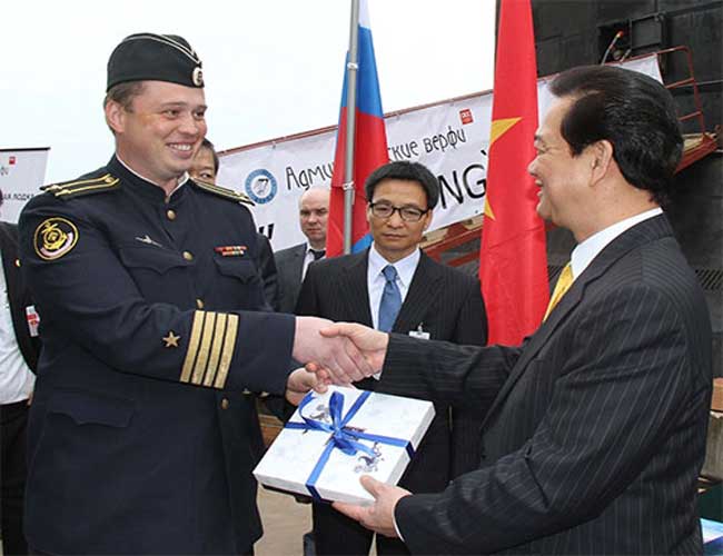 Thủ tướng Nguyễn Tấn Dũng tặng quà cho đội trưởng kíp tàu người Nga.