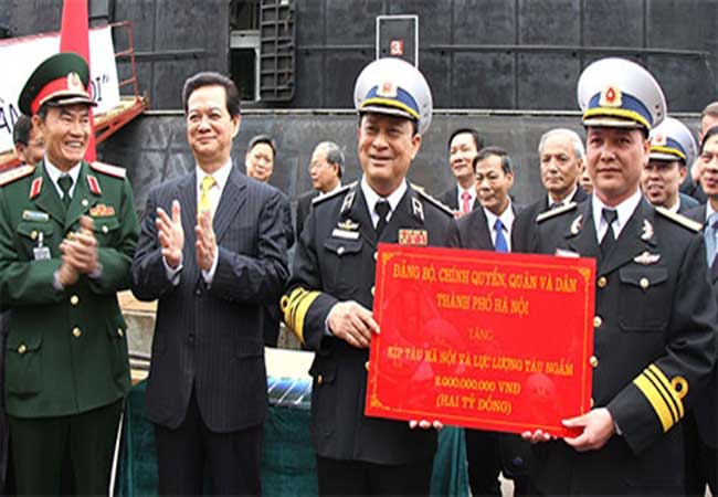 Thủ tướng Nguyễn Tấn Dũng chứng kiến việc trao 2 tỷ đồng của Đảng bộ, chính quyền, quân và dân Hà Nội gửi tặng kíp tàu ngầm Hà Nội và các chiến sĩ Hải quân Việt Nam đang học tập, huấn luyện tại Liên bang Nga.