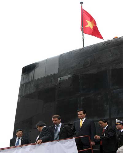 Thủ tướng Nguyễn Tấn Dũng rời tàu. Quốc kỳ Việt Nam phấp phới trên boong tàu ngầm đầu tiên của Hải quân nhân dân Việt Nam. (Theo QĐND)