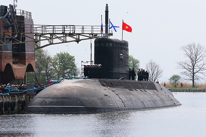 Cận cảnh tàu ngầm Hà Nội trong chuyến thăm của Thủ tướng Nguyễn Tấn Dũng hôm 13/5.