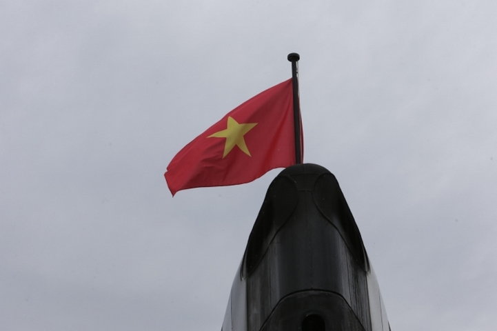 Cờ đỏ sao vàng tung bay trên nóc tàu ngầm Hà Nội.