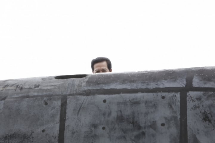 Thủ tướng Nguyễn Tấn Dũng vào trong tàu ngầm.