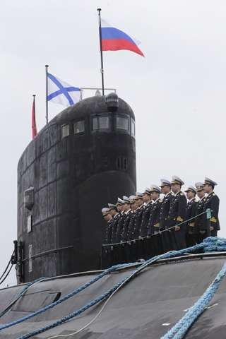 3 lá cờ, cờ tổ quốc Việt Nam, cờ Hải quân Nga và cờ tổ quốc Nga tung bay trên nóc tàu ngầm Hà Nội.