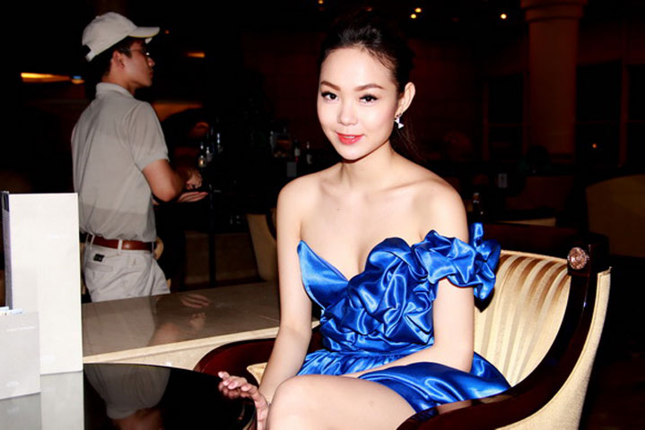  Diện chiếc váy xanh cúp ngực nổi bật, Minh Hằng khoe vai trần triệt để gợi cảm.
