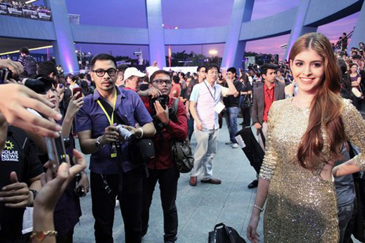 Xuất hiện tại Manila, Philippines làm đại diện truyền thông Việt Nam trong buổi ra mắt bom tấn Hollywood, Andrea người mẫu Tây Ban Nha gây chú ý với báo giới các nước và cả người dân tại đây.