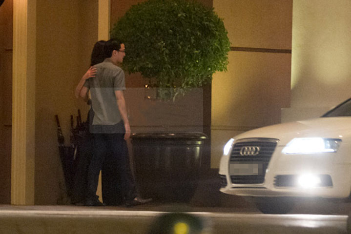 Tăng Thanh Hà vào khách sạn khoảng 10 phút thì trở ra và đi cùng với Louis. Cả hai vợ chồng tỏ ra khá vui vẻ và đi sát bên nhau rất hạnh phúc.
