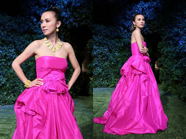   Chiếc váy thứ hai Huyền Ny mặc khi đảm nhận vai trò MC là chiếc váy hồng cánh sen nổi bật cũng của thương hiệu này, trị giá 5.500 USD (khoảng 120 triệu đồng).