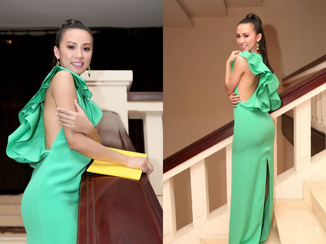 Xuất hiện trong show thời trang vào đêm 16/5 ở TP HCM, MC Huyền Ny gây chú ý với 2 bộ cánh hàng hiệu. Đầu tiên cô xuất hiện ở thảm đỏ với chiếc váy xanh trị giá 3.500 USD (khoảng 80 triệu đồng).