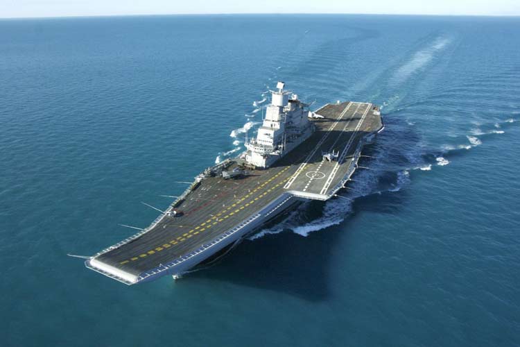 Tàu INS Vikramaditya được cho là sẽ chính thức hoạt động trong biên chế của hải quân Ấn Độ vào cuối năm nay (chậm hơn so với kế hoạch 1 năm), để thay thế cho tàu sân bay duy nhất hiện nay của nước này là INS Viraat.