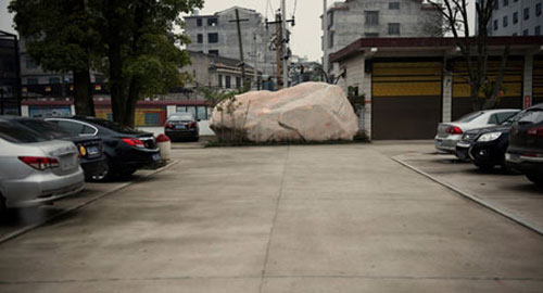 Ở tỉnh Hồ Nam, một tảng đá được đặt phía ngoài cơ quan chính quyền để cải thiện phong thủy. Ảnh: New York Times