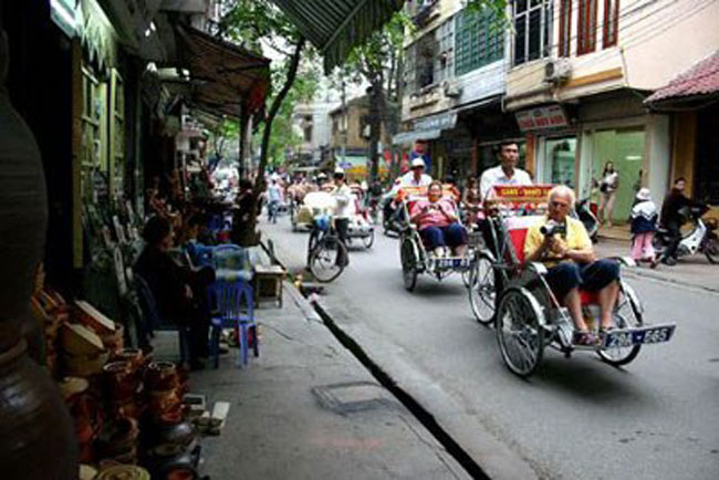 Không chỉ chèo kéo hay chặt chém khách từ giới bán hàng mà taxi, xích lô cũng không chịu lép vé khi thi nhau biến những thượng để tới từ ngoại quốc thành những con cá trên thớt để mà chặt chém bằng những cái giá trên trời. Một vị khách du lịch ngoại quốc không khỏi sốc khi bị xích lô ném thẳng tiền vào mặt khi bị cho là bo quá ít.