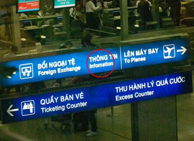Ngay tại sân bay, cái đầu tiên lọt vào mắt những vị khách ngoại quốc chính là các biển hiệu, biển chỉ dẫn bằng tiếng Anh lại viết sai rất nhiều và sai những lỗi cơ bản.