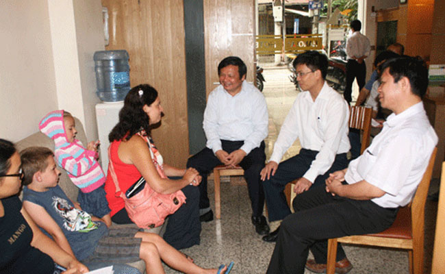  Với những bộ mặt xấu xí như thế của ngành du lịch thì những người đứng đầu của lĩnh vực này đang cố gắng hết sức để chữa thẹn cho mình bằng những lời xin lỗi, những món quà mong sự thông cảm. Điển hình là gần đây, dù bận rộn nhưng những người đứng đầu ngành du lịch đã tới xin lỗi và mong sự bỏ qua của vị khách tới từ nước Úc khi bà bị taxi chém tới 1,3 triệu đồng cho hơn 2km.