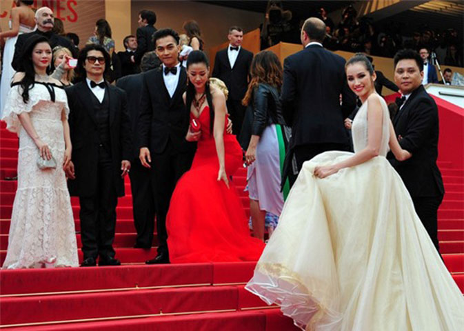   Lý Nhã Kỳ xuất hiện trong bộ váy trắng thương hiệu Chanel trị giá 2 tỷ, ngoài Lý Nhã Kỳ, cả Vân Trang, Trúc Diễm cũng chọn trang phục với tone trắng nhẹ nhàng. Trong khi đó, Maya lại chọn cho mình chiếc váy đỏ nổi bật. 