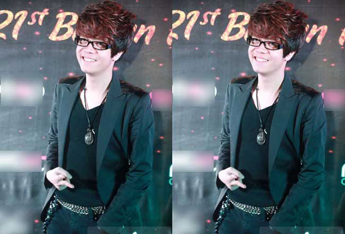  Mới đây, Bùi Anh Tuấn lại tiếp khiến cộng đồng mạng xôn xao khi tự tiện sử dụng bài hát Lạc của Quốc Thiên và nhạc sỹ Toàn Thắng mà không hề xin phép. Đến khi bị chính người trong cuộc lên tiếng bức xúc và bị đưa lên công khai khắp mặt báo, chàng học trò cưng của Hà Hồ mới lên tiếng xin lỗi và nhận sai về mình. Dù trước đó, anh chàng đã từng có kinh nghiệm bị tác giả 