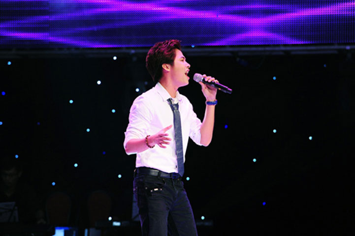 Bùi Anh Tuấn tàn tạ đến tội nghiệp vậy mà còn bị Mr Đàm đã tranh thủ nhận xét phần thi của Minh Sang để 