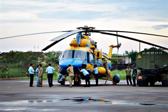  Trung đoàn Trực thăng 917 (Đoàn Đồng Tháp anh hùng) thuộc Sư đoàn Không quân 370, đóng quân ở Tân Sơn Nhất   (TP Hồ Chí Minh). Để huấn luyện ở miền Tây Nam Bộ, đơn vị đã cơ động 2/3 lực lượng xuống Cần Thơ và vừa hoàn   thành đợt huấn luyện đầu năm, đảm bảo tuyệt đối an toàn về con người và trang bị kỹ thuật. (Ảnh các phi công, thợ máy   và nhân viên phục vụ mặt đất làm công tác chuẩn bị bay.)