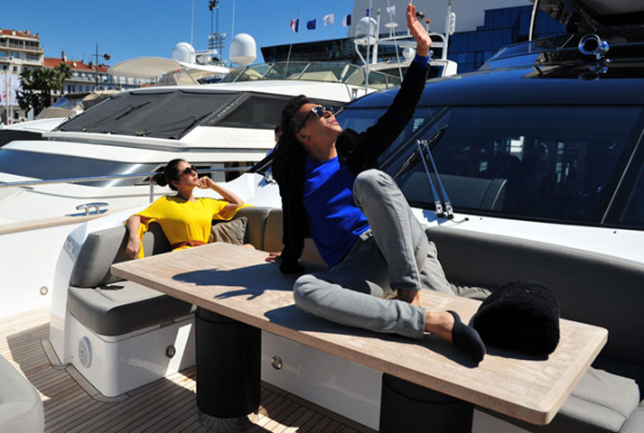      Vân Trang, Khương Ngọc lđùa nghịch trên du thuyền ở Cannes