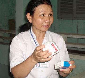    Bà Nguyễn Thị Khánh, Phó khoa Kiểm soát dịch bệnh Trung tâm Y tế dự phòng TP Tuy Hòa, đã sử dụng hộp văcxin hết hạn tiêm cho cháu bé.