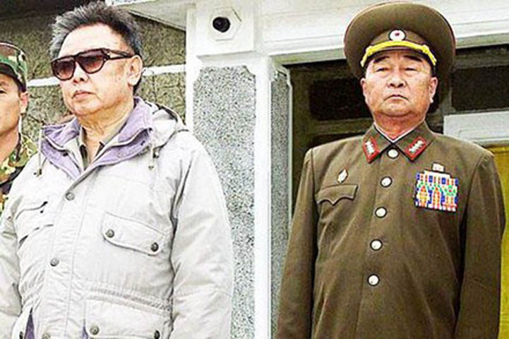 Báo chí Triều Tiên ngày 22/5 đưa tin, nhà lãnh đạo Kim Jong-un đã bổ nhiệm ông Kim Kyok-sik- vị tướng theo đường lối cứng rắn- làm tân Tổng Tham mưu trưởng quân đội. Ông Kim trước đó cũng đã giữ chức Tổng Tham mưu trưởng quân đội cho tới năm 2009. Ông Kim Kyok-sik từng chỉ huy các tiểu đoàn bị cho là đã tiến hành các vụ tấn công năm 2010 làm 50 người Hàn Quốc thiệt mạng.