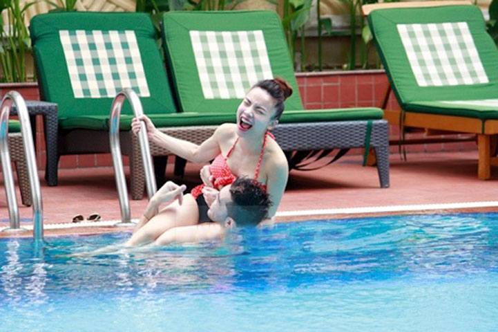 Sau khi sự cố cúp điện diễn ra tại TP.HCM và các tỉnh miền Nam, nữ ca sĩ Yến Trang bất ngờ xuất hiện cùng Tiso tại hồ bơi để tránh tiết trời nắng nóng.