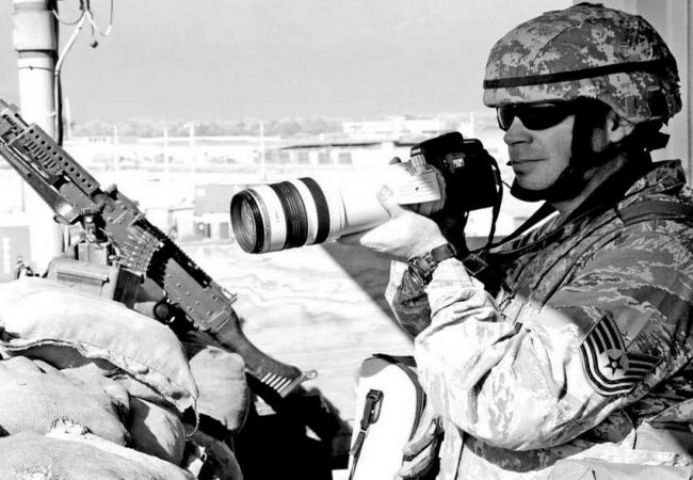 Nhiếp ảnh gia này đã lưu lại nhiều bức hình độc đáo tại chiến trường Afghanistan đầy khắc nghiệt