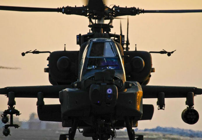 Chiếc trực thăng Apache thu hút mọi sự chú ý