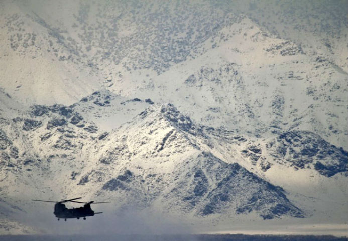 Một chiếc Chinook bay trên vùng núi phủ đầy tuyết
