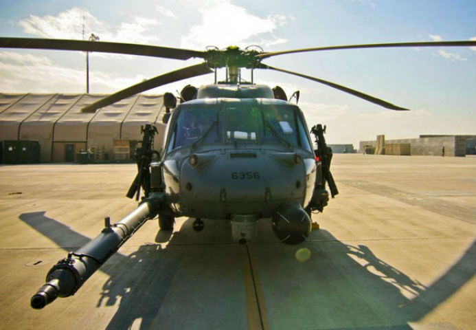 Chiếc trực thăng với cần tiếp nhiên liệu dài về phía trước