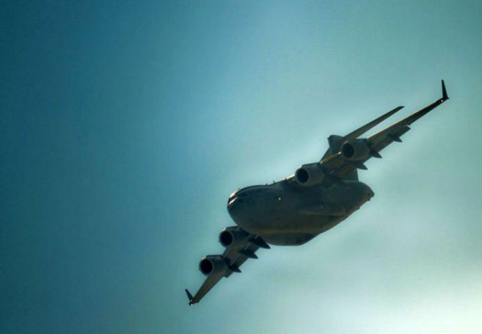 Chiếc C-17 như một chú chim khổng lồ bay lượn trên bầu trời