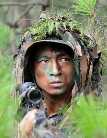 Đợt huấn luyện lần này bao gồm các khoa mục lý thuyết, các trường hợp nghiên cứu, huấn luyện chiến thuật với sự tham dự của 04 sỹ quan nước ngoài cùng hơn 200 tay súng của PLA. Trong ảnh là một binh sỹ của Tập đoàn quân số 42.