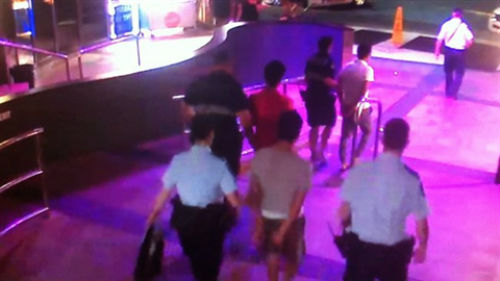 Cảnh sát áp tải những người Việt vượt ngục vừa bị bắt giữ. Ảnh: news.com.au.