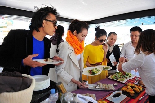 Cả đoàn nghệ sĩ Việt Nam cùng nhau ăn uống trên du thuyền
