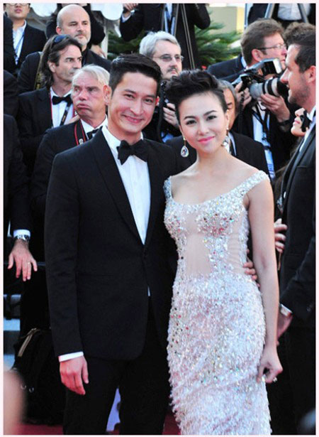 Huy Khánh cũng tới Cannes, tạo dáng trên thảm đỏ nhưng anh cũng chỉ là kẻ chầu rìa.