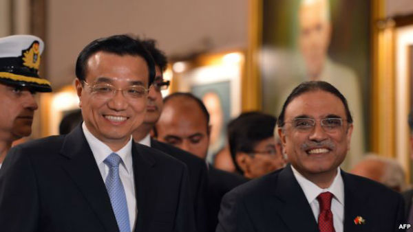 Thủ tướng Trung Quốc Lý Khắc Cường (trái) và Tổng thống Pakistan Asif Ali Zardari (phải) rời đi sau lễ ký kết các thỏa thuận tại dinh tổng thống ở Islamaba, 22/5/2013.