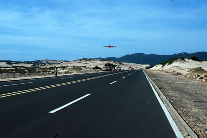 Theo phân công, máy bay AV.UAV.S1 đảm nhận hành trình bay ghi hình, chụp ảnh đo phổ hệ sinh thái, ngư trường ven biển, thảm thực vật, diện tích san hô, phân bổ các hợp phần nền đáy vịnh Vân Phong, nhiệt độ mặt nước biển, đo phù sa bồi lắng tại các cửa sông/biển, rừng ngập mặn, vùng sạt lở ven biển, chuẩn hóa ảnh chụp từ vệ tinh… phục vụ chương trình nghiên cứu.