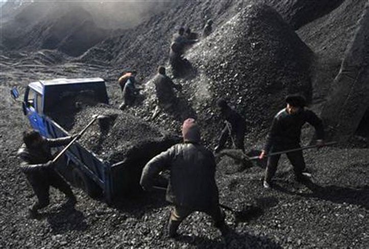 Khai thác than đá tại Trung Quốc là nghề cực kỳ nguy hiểm, dù Bắc Kinh đã có nhiều nỗ lực để cải thiện tiêu chuẩn an toàn lao động cho công nhân. Riêng năm 2012, chính quyền thống kê có hơn 1.300 công nhân mỏ tử nạn. Trong khi Reuters nói con số này là 20.000 người/năm.