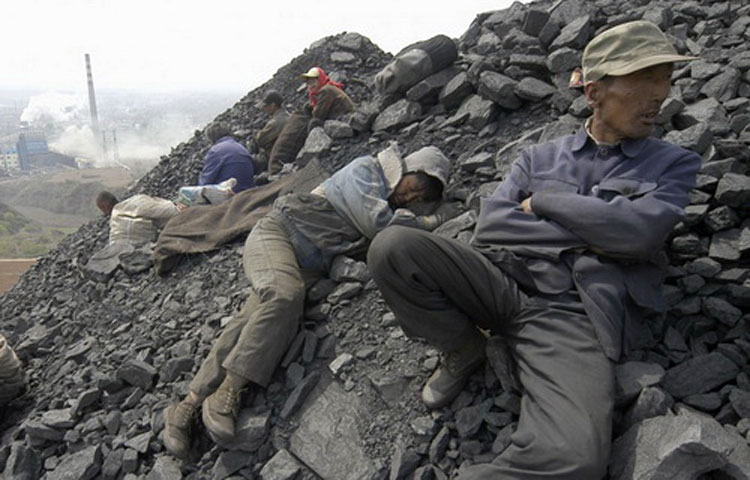 Công nhân tại các mỏ than Trung Quốc nằm nghỉ trưa ngay tại các bãi than đá độc hại.