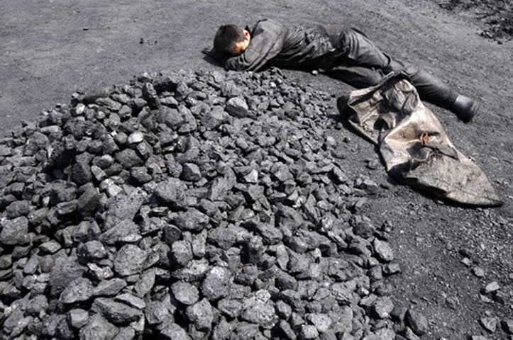 Gần nhất, hôm 11/5, một vụ nổ tại một mỏ than ở tỉnh Tứ Xuyên, tây nam Trung Quốc, đã làm thiệt mạng ít nhất 27 người. Trong số 81 người sống sót, có 16 người bị thương. Khi vụ nổ xảy ra có hơn 100 thợ mỏ đang làm việc dưới lòng đất. Ảnh một thợ mỏ kiệt sức nằm gục mặt ngủ tại bãi than đá.