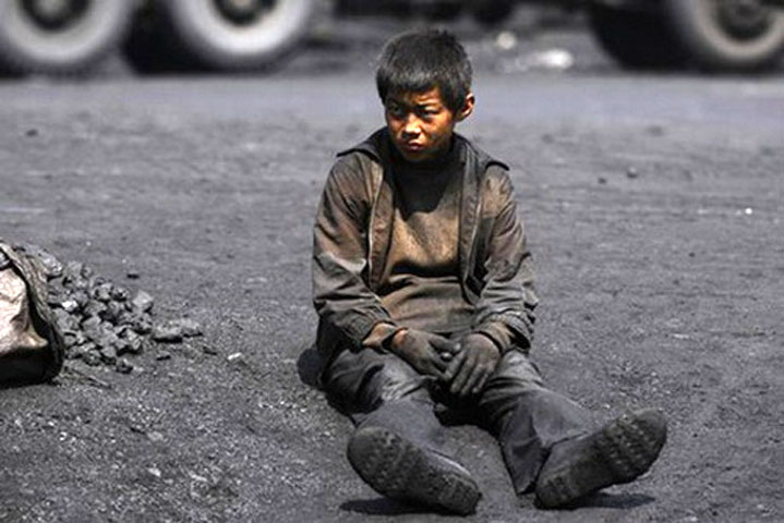 Hôm 10/5, 12 thợ mỏ thiệt mạng sau khi mỏ than Dashan tại tỉnh Quy Châu (ở tây nam Trung Quốc) bị sập vì nổ khí ga. Ảnh một đứa trẻ ngồi nghỉ sau giờ làm việc tại một mỏ than đá ở tỉnh Sơn Tây, phía bắc Trung Quốc.