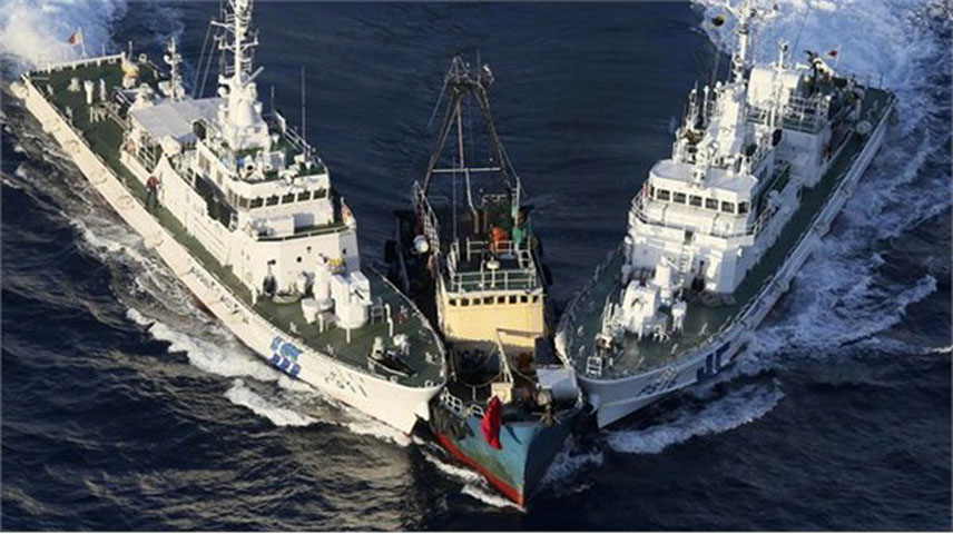 Tờ Kyodo (Nhật Bản) đưa tin, khoảng 10h sáng 26/5, ba tàu hải giám Trung Quốc đã đi vào vùng lãnh hải Nhật Bản gần quần đảo Senkaku/Điếu Ngư hiện do Tokyo kiểm soát song phía Trung Quốc và Đài Loan (Trung Quốc) cũng tuyên bố chủ quyền. Lực lượng Bảo vệ Bờ biển Nhật Bản đã phát tín hiệu cảnh báo các tàu trên không xâm phạm lãnh hải Nhật Bản song không nhận được trả lời. Đây là vụ xâm nhập thứ 46 của Trung Quốc kể từ tháng 9/2012 tới nay. ẢNh tàu Nhật xua đuổi tàu Trung Quốc tới Senkaku/Điếu Ngư hồi năm 2012.