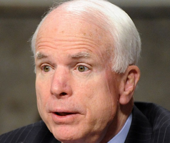 Thượng nghị sĩ Mỹ John McCain hôm 25/5 lên tiếng cảnh báo rằng, nếu Hội nghị Geneva II về vấn đề Syria thất bại, Mỹ sẽ hành động để buộc chính phủ Syria phải đầu hàng bằng sức mạnh không quân. “Chúng tôi sẽ tăng viện trợ cho quân nổi dậy... và sự sụp đổ của Assad (Tổng thống Syria Bashar al-Assa) là không thể tránh khỏi”, ông McCain tuyên bố.