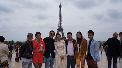 Maya (áo đỏ) cùng các nghệ sĩ chụp ảnh trước tháp Eiffel 