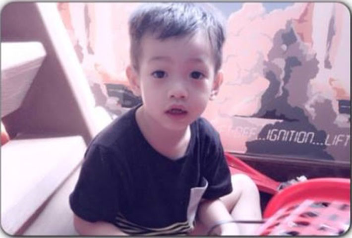 Mới đây hình ảnh con trai Hà Hồ đang chơi cùng bạn bè được đăng tải trên mạng đã thu hút sự chú ý của nhiều người. Cậu bé ngày càng lớn, bảnh bao và chững chạc, vẻ đẹp của Subeo cũng thừa hưởng rất nhiều từ bố và mẹ.