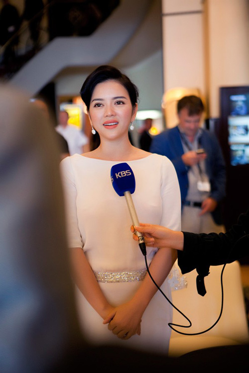 Nhân danh Điện ảnh Việt Nam tham dự Liên hoan phim nhưng thay vì học hỏi kinh nghiệm của các nền điện ảnh thế giới Lý Nhã Kỳ đến tìm cơ hội để làm ăn cho mình.