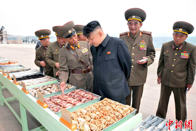  Ngày 26/5, nhà lãnh đạo Triều Tiên Kim Jong-un thị sát nhà máy chế biến thực phẩm của quân đội tại Bình Nhưỡng.