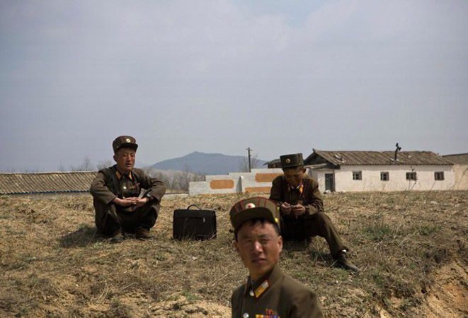 Bên trong DMZ, hàng trăm binh lính Triều Tiên vai mang theo ba lô hành quân. Trên một đỉnh đồi phía trên họ tại tỉnh Bắc Hwanghae, đại tá Kim Chang Jun cho biết họ đang được chuẩn bị để được điều động về các trang trại, nhưng vẫn sẵn sàng chiến đấu nếu có chiến tranh. (Tổng hợp)